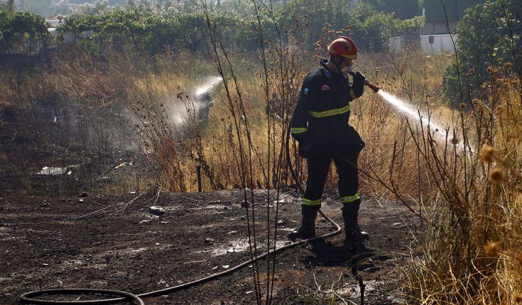 Φωτιά-στο-Νησί-Ιωαννίνων-–-Με-καραβάκια-και-πλωτή-πλατφόρμα-μεταφέρονται-οι-πυροσβεστικές-δυνάμεις