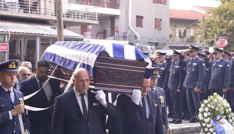 Σπαρακτικό-«αντίο»-στον-σμηναγό-Δημήτρη-Πέτρου-στα-Ιωάννινα-–-«Θα-προστατεύεις-για-πάντα-την-κόρη-σου»