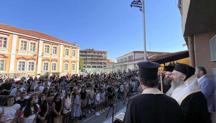 Με-ευχές-για-δύναμη-και-πρόοδο-το-πρώτο-κουδούνι