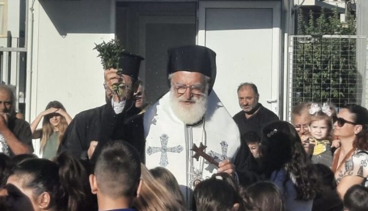 Σε-σχολικές-μονάδες-ο-Αρκαλοχωρίου-Ανρέας-για-Αγιασμούς