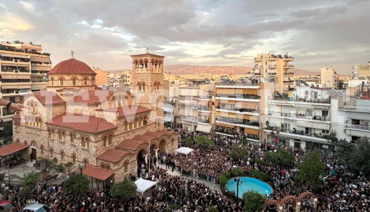 Γιώργος-Μαζωνάκης:-Με-λουλούδια-και-τραγούδια-υποδέχθηκε-ο-κόσμος-τη-σορό-του-αγαπημένου-ερμηνευτή-στον-ιερό-ναό-Αγ.-Τριάδας-στη-Νίκαια-–-Δείτε-βίντεο