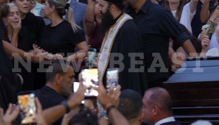 «Το-παιδί-μου»-φώναζε-η-μητέρα-του-Γιώργου-Μαζωνάκη-μόλις-είδε-το-φέρετρο-–-Οι-συγκλονιστικές-στιγμές-στη-Νίκαια