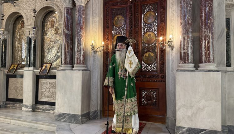 Πειραιώς-Σεραφείμ:-Ατενίστε-το-Σταυρό-του-Κυρίου-που-υψώνεται-για-εμάς