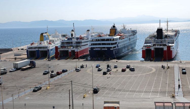 Προσωρινή-απαγόρευση-απόπλου-στο-πλοίο-«super-express»-μετά-από-επακούμβηση-στον-προβλήτα-του-λιμανιού-της-Ραφήνας