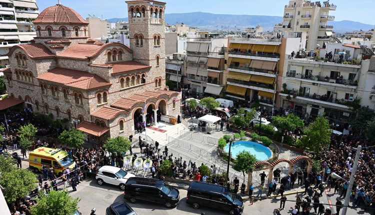 Ο-επικήδειος-του-Μητροπολίτη-Νίκαιας-στην-κηδεία-του-Γιώργου-Μαζωνάκη:-«Ο-αληθινός-τάφος-των-νεκρών-είναι-οι-καρδιές-των-ανθρώπων»