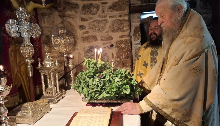 Η-Εορτή-της-Υψώσεως-του-Τιμίου-Σταυρού-στην-Ιερά-Μονή-Αγίου-Χαραλάμπους-Λευκών-Κύμης