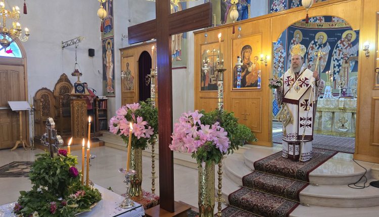 Με-κατάνυξη-και-λαμπρότητα-η-ύψωση-του-Τιμίου-Σταυρού-στη-Μητρόπολη-Ιερισσού