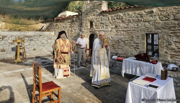 Ο-Μάνης-Χρυσόστομος-τέλεσε-Θεία-Λειτουργία-στο-καμένο-εξωκλήσι-Αγ.-Ιωάννου-στα-«Αλεξιάνικα»