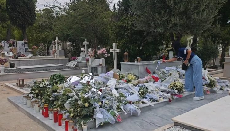 Δεν-σταματάει-ο-κόσμος-να-επισκέπτεται-τον-τάφο-του-Γιώργου-Μαζωνάκη-–-«Βουνό»-τα-λουλούδια