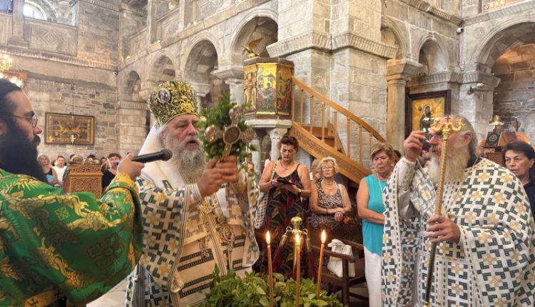 Η-Ύψωση-του-Τιμίου-Σταυρού-στο-Ιερό-Προσκύνημα-Παναγίας-Εκατονταπυλιανής-Πάρου