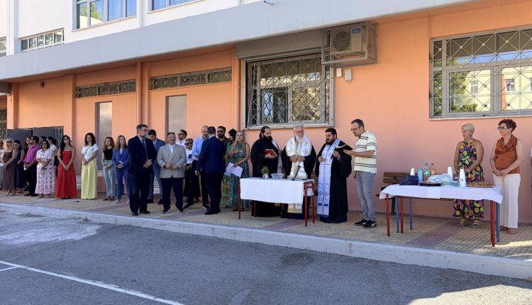 Ο-Μητροπολίτης-Ιλίου-Αθηναγόρας-στους-Αγιασμούς-για-τη-νέα-σχολική-χρονιά