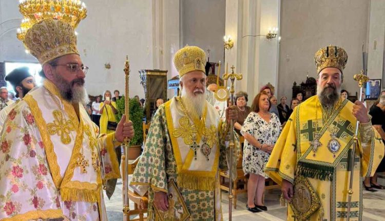 Τρισαρχιερατική-Θεία-Λειτουργία-για-την-Ύψωση-του-Τιμίου-Σταυρού-στη-Σαντορίνη