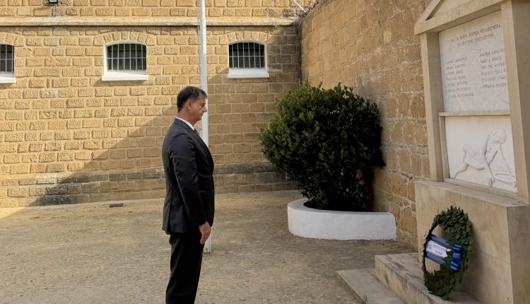 Ο-ΥΦΕΞ-Χάρης-Θεοχάρης-επισκέφθηκε-τον-Αρχιεπίσκοπο-Κύπρου