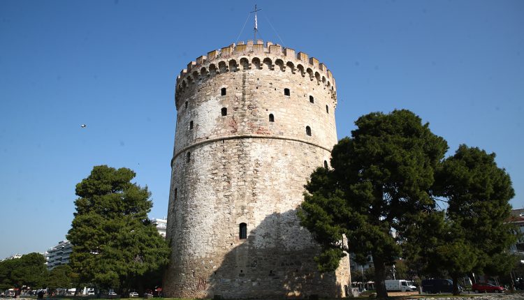 Πέντε-εντυπωσιακά-ομοιώματα-καρχαριών-και-σαλαχιών-στη-Νέα-Παραλία-Θεσσαλονίκης