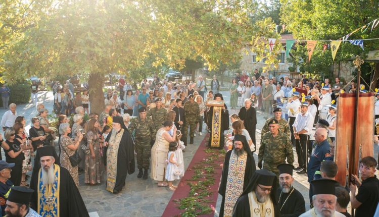 Πάνδημη-η-υποδοχή-του-Ιερού-Λειψάνου-του-Αγίου-Νεκταρίου-στο-Κρυονέρι-(ΦΩΤΟ)