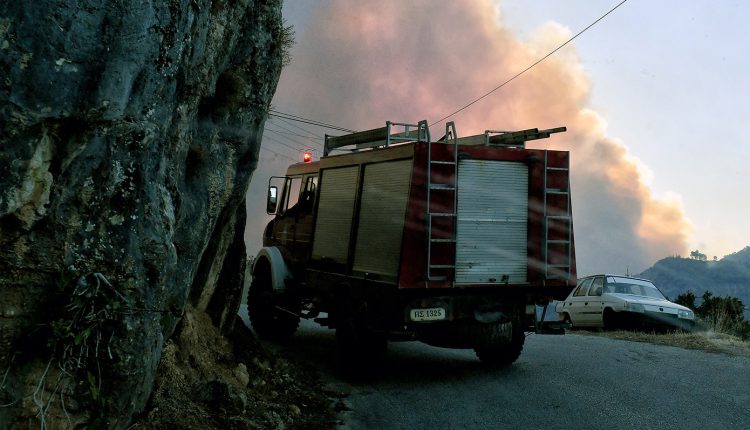 Νέα-Μάκρη:-Μεγάλη-κινητοποίηση-της-Πυροσβεστικής-για-φωτιά-σε-αγροτοδασική-έκταση