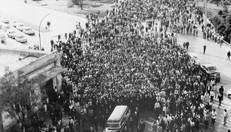 Η-κηδεία-του-Σεφέρη-που-μετατράπηκε-σε-διαδήλωση-κατά-της-χούντας-|-Σαν-σήμερα-20-Σεπτεμβρίου