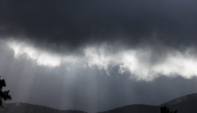 Έκτακτο-δελτίο-επιδείνωσης-του-καιρού-–-Πορτοκαλί-προειδοποίηση-για-ισχυρές-βροχές-και-καταιγίδες