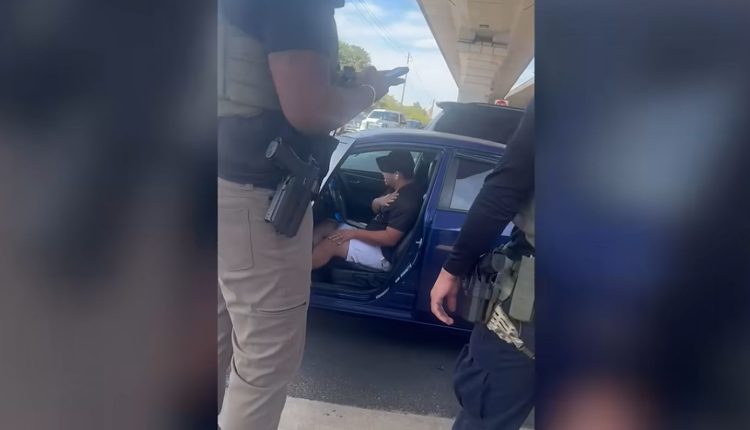 «Έχω-ακόμα-τη-σφαίρα-μέσα-μου»,-λέει-ο-νεαρός-τον-οποίο-πυροβόλησε-πράκτορας-της-ice-στο-Τέξας