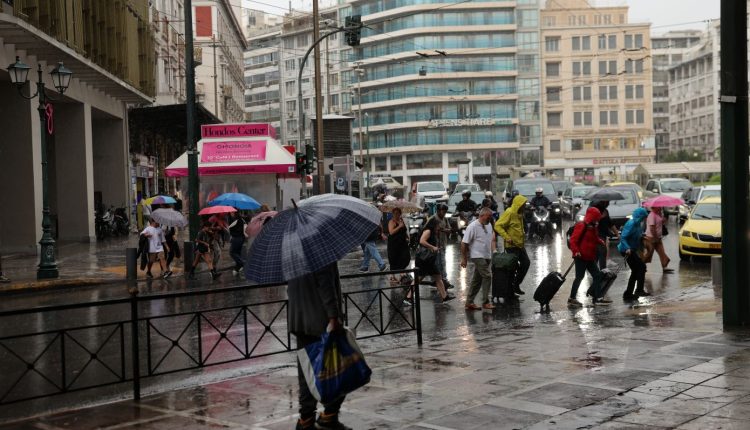 Έντονη-βροχόπτωση-στην-Αθήνα-–-Σε-εξέλιξη-το-φαινόμενο,-νέα-προειδοποίηση-της-ΕΜΥ