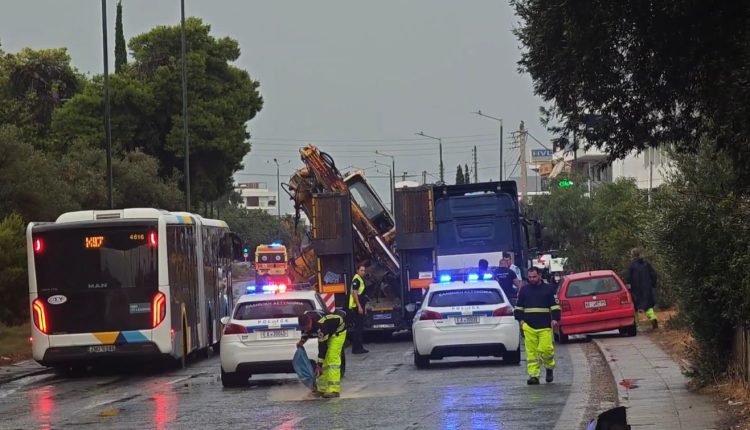 Σοβαρό-τροχαίο-στο-Ελληνικό:-Φορτηγό-προσέκρουσε-σε-γέφυρα-–-Κυκλοφοριακά-προβλήματα-στη-λεωφόρο-Βουλιαγμένης