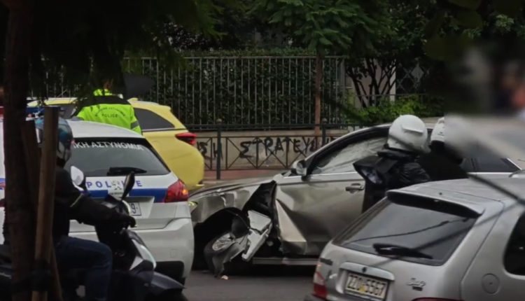 Τροχαίο-στη-Βασιλίσσης-Σοφίας:-ΙΧ-προσέκρουσε-σε-κολόνα-ηλεκτροφωτισμού