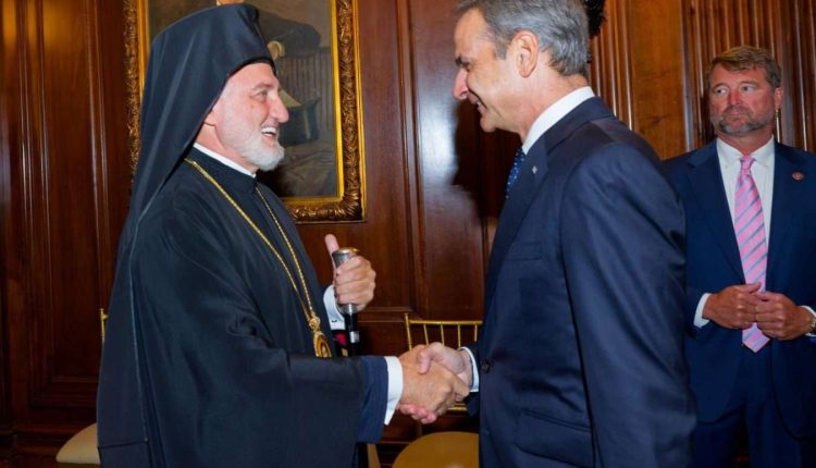 Το-τετ-α-τετ-Αρχιεπισκόπου-Ελπιδοφόρου-με-Μητσοτάκη-σε-ομογενειακή-εκδήλωση-στη-Νέα-Υόρκη