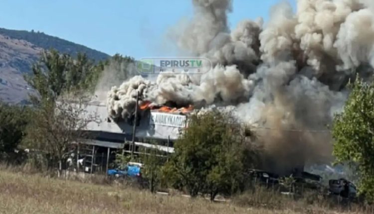 Φωτιά-σε-εργοστάσιο-ανακύκλωσης-οχημάτων-στα-Γιάννενα-–-Στο-νοσοκομείο-ο-γιος-του-ιδιοκτήτη