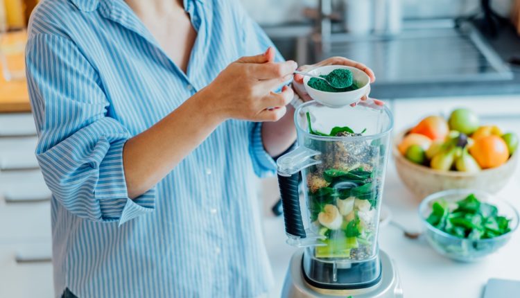 Μύθοι-και-αλήθειες-για-τα-superfoods:-Ποιες-τροφές-αξίζουν-πραγματικά-και-πότε-πληρώνουμε-απλώς-τη-μόδα;