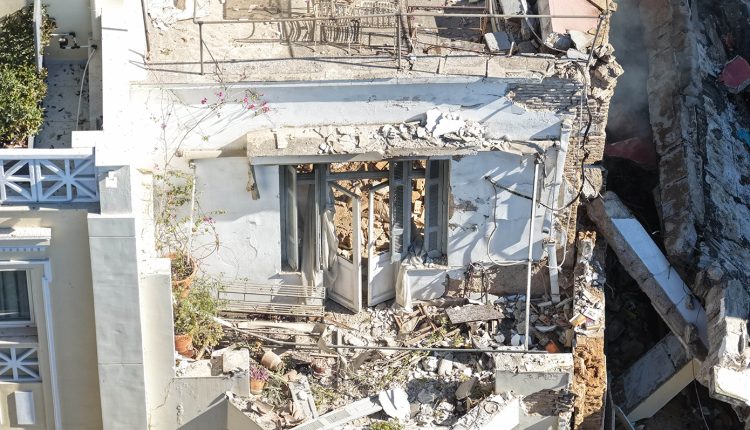 Έκρηξη-στην-Πλάκα:-«Νομίζαμε-ότι-ήταν-σεισμός,-τα-τζάμια-εκτοξεύτηκαν-προς-τα-μέσα»,-λένε-Αμερικανοί-τουρίστες-από-το-διπλανό-ξενοδοχείο