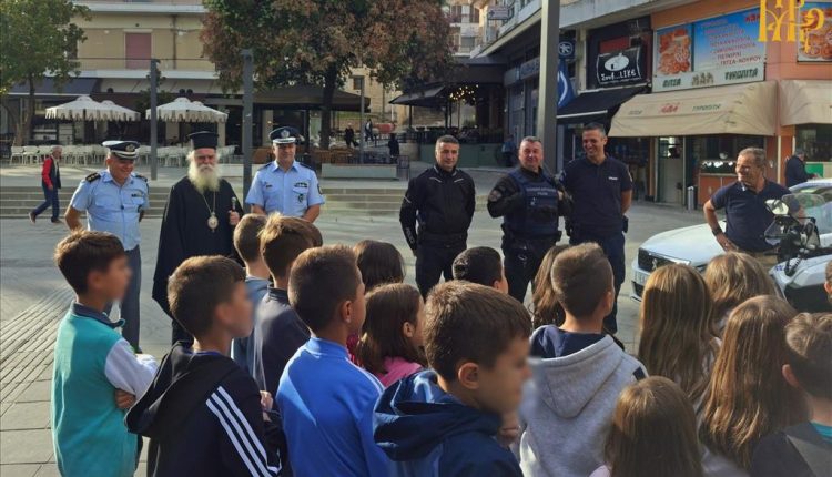 Ο-Μητροπολίτης-Άρτης-σε-ενημερωτική-δράση-της-Ελληνικής-Αστυνομίας