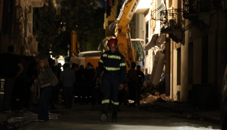 Έκρηξη-στην-Πλάκα:-Μία-νεκρή-στα-συντρίμμια,-έρευνες-για-πέντε-αγνοουμένους-–-Ολονύχτια-επιχείρηση