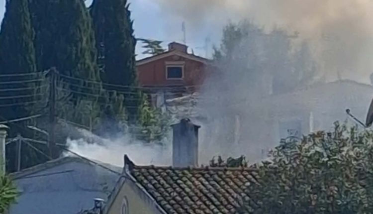 Πυρκαγιά-σε-ισόγεια-μονοκατοικία-στην-Κέρκυρα-–-Στο-νοσοκομείο-με-εγκαύματα-ο-ιδιοκτήτης