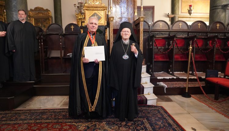 Ο-Οικουμενικός-Πατριάρχης-χειροθέτησε-Άρχοντα-Ορφανοτρόφο-τον-Δημήτριο-Σαμαρά