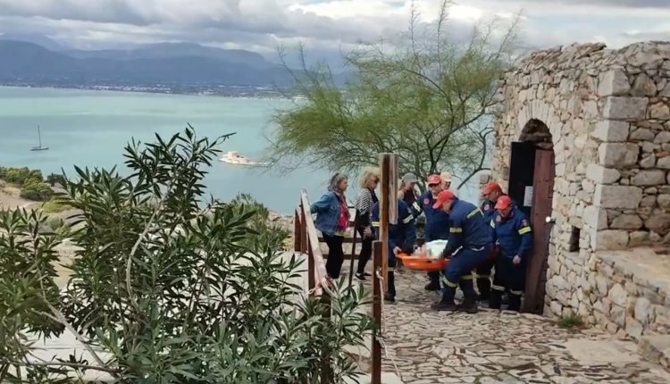 Επιχείρηση-της-Πυροσβεστικής-στο-Ναύπλιο-για-τη-μεταφορά-ηλικιωμένου-τουρίστα-που-έχασε-τις-αισθήσεις-του-στο-Παλαμήδι