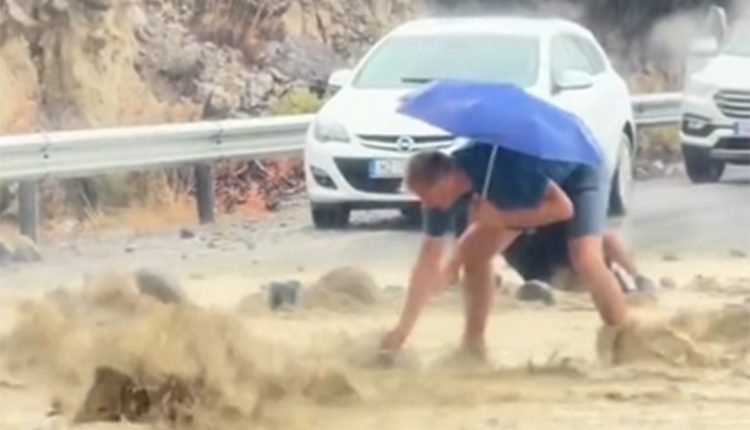 Μάχη-με-τη-θεομηνία-στο-Λασίθι:-Απελπισμένοι-πολίτες-καθαρίζουν-μόνοι-τους-τον-δρόμο-από-τις-πέτρες-κάτω-από-καταρρακτώδη-βροχή