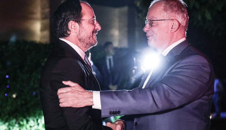 Τασούλας-σε-Χριστοδουλίδη:-Η-Ελλάδα-προσηλωμένη-στον-στόχο-της-επανένωσης-της-Μεγαλονήσου