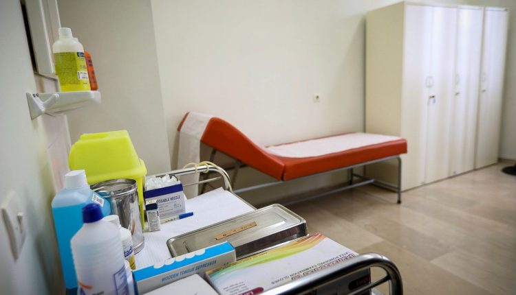 Γιατρός-«καρμπόν»-με-το-Κολωνάκι-είχε-μετατρέψει-τη-βίλα-του-στη-Βούλα-σε-ιατρείο-απάτη-–-Μία-πλασμαφαίρεση-για-6.000-ευρώ