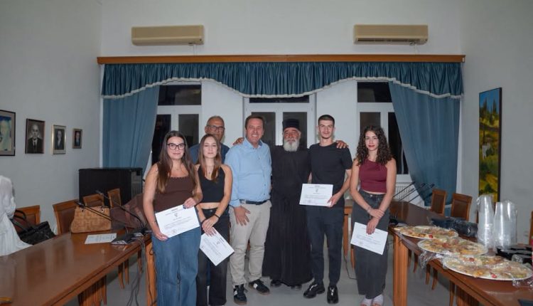 Η-Μητρόπολη-Θήρας-βράβευσε-τους-νέους-φοιτητές-της-Ίου