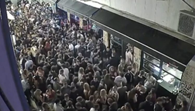 Με-απέραντο-μπαρ-μοιάζει-κάθε-βράδυ-η-πλατεία-Καρύτση-–-Καταγγελίες-για-δυνατή-μουσική-μέχρι-το-πρωί