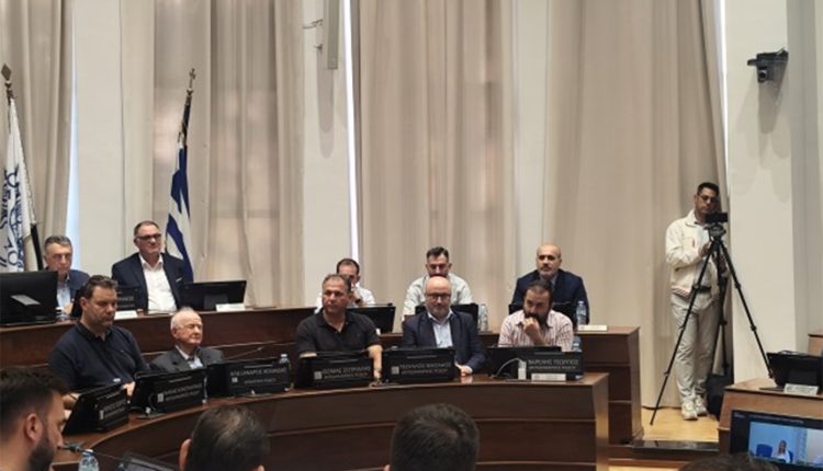 Η-Ρόδος-δεν-ξέχασε-τον-ήρωα-πυροσβέστη-Πέτρο-Διακάκη:-Ενός-λεπτού-σιγή-στο-δημοτικό-συμβούλιο