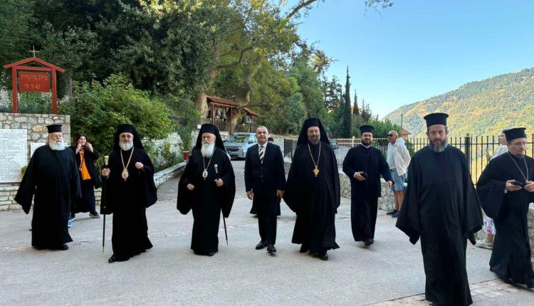 Ο-Αρχιεπίσκοπος-Μπουζαίου-Κυπριανός-στην-ΙΜ.-Μεγάλου-Σπηλαίου