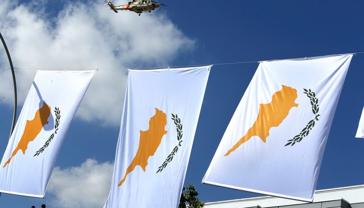 Γιατί-η-Κύπρος-γιορτάζει-σήμερα-την-ανεξαρτησία-της,-ενώ-έγινε-46-ημέρες-νωρίτερα;-|-Σαν-σήμερα-1-Οκτωβρίου