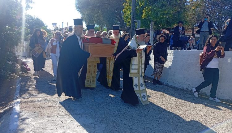 Κορωνησία:-Σε-κλίμα-αγαλλίασης-και-πνευματικής-χαράς-η-ανακομιδή-των-λειψάνων-του-Οσίου-Ονουφρίου