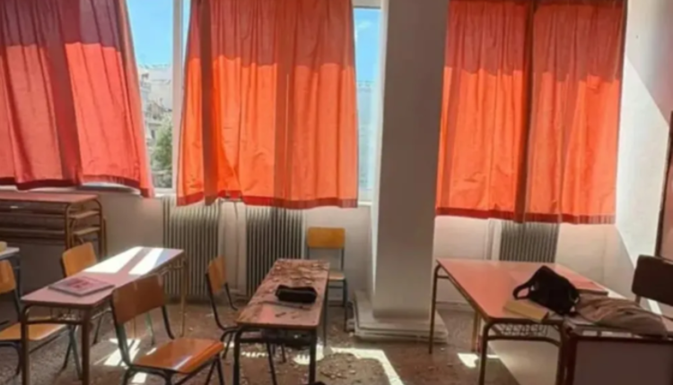 Πανικός-σε-λύκειο-στην-Πάτρα:-Κομμάτι-οροφής-«προσγειώθηκε»-στο-θρανίο-μαθήτριας-την-ώρα-του-μαθήματος-–-Κλειστό-το-σχολείο