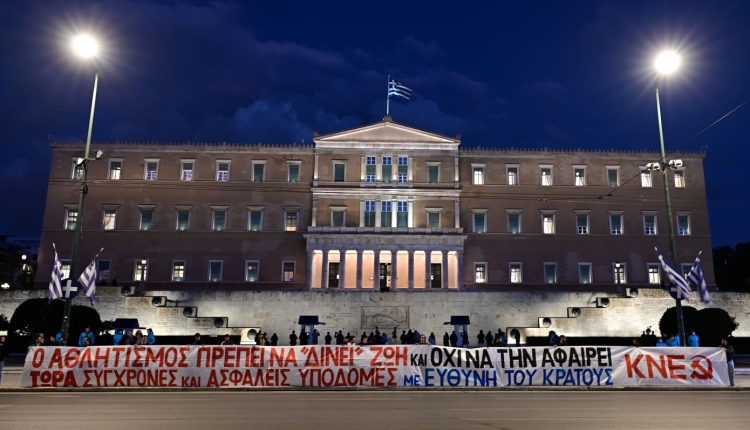 «Όχι-άλλο-“πάμε-κι-όπου-βγει”-στον-αθλητισμό»:-Διαμαρτυρία-στο-Σύνταγμα-για-τον-θάνατο-του-16χρονου-ποδοσφαιριστή-στη-Θάσο