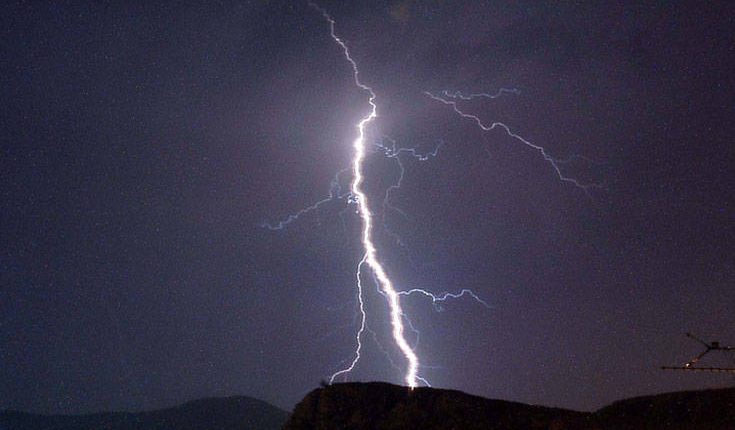 Τραγωδία-στη-Ρόδο:-Γυναίκα-χτυπήθηκε-από-κεραυνό-και-πέθανε-στη-μέση-του-δρόμου