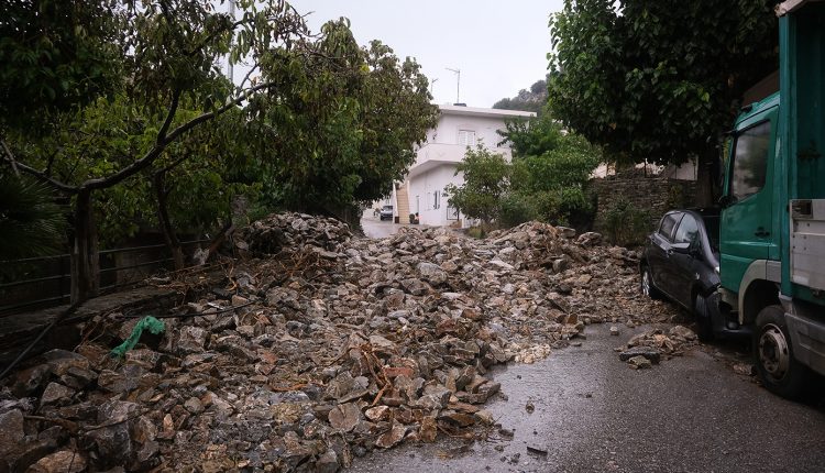 h-κακοκαιρία-ξαναχτυπά-την-Κρήτη:-Υπερχείλισε-χείμαρρος-στα-Ζωνιανά-και-πλημμύρισαν-δρόμοι-–-Μήνυμα-112-στον-Μυλοπόταμο