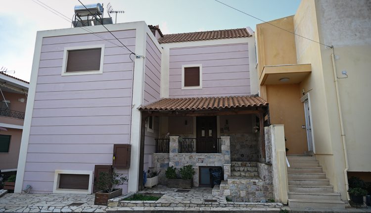 Συγκλονίζει-η-32χρονη-που-δέχθηκε-άγρια-επίθεση-από-τον-πρώην-σύντροφό-της-στο-Λαύριο:-«Μπήκε-μέσα-με-ένα-στιλέτο-και-μας-κατακρεούργησε»