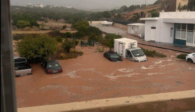 Δύσκολη-νύχτα-στην-Κρήτη:-23-απεγκλωβισμοί-στην-Ιεράπετρα-–-Πλημμύρισαν-σπίτια-και-επιχειρήσεις
